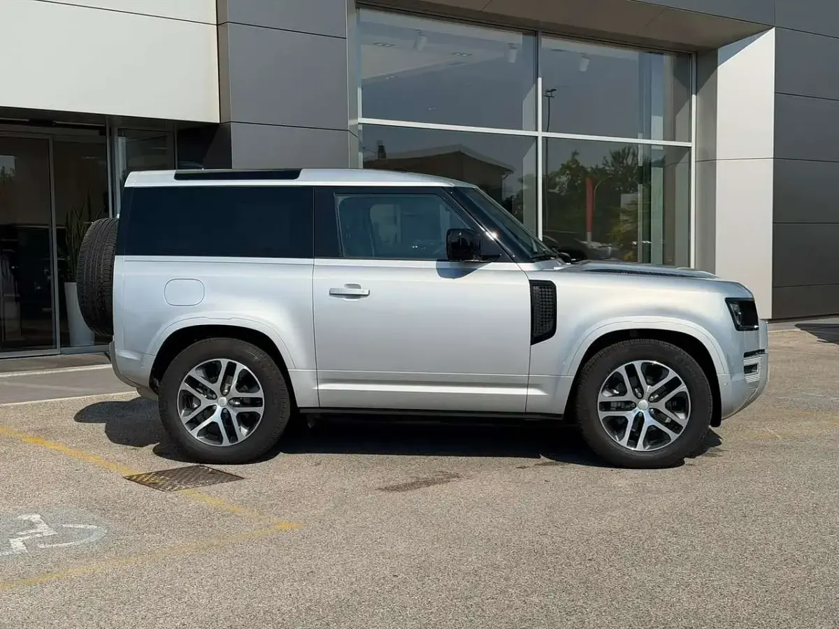 Usata Land Rover Defender 249 CV (183 kW) 2023 Argento SUV