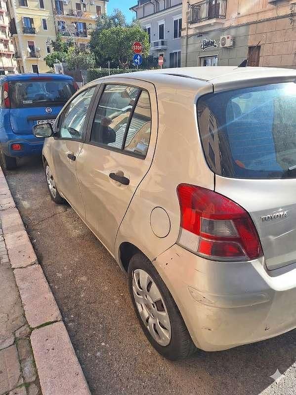 Usata Toyota Yaris 90 CV (66 kW) 2010 Argento Utilitaria