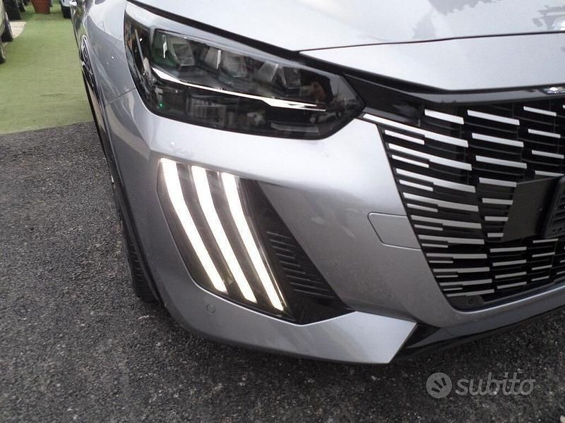 Usata Peugeot 208 GT 101 CV (74 kW) 2024 Grigio Utilitaria