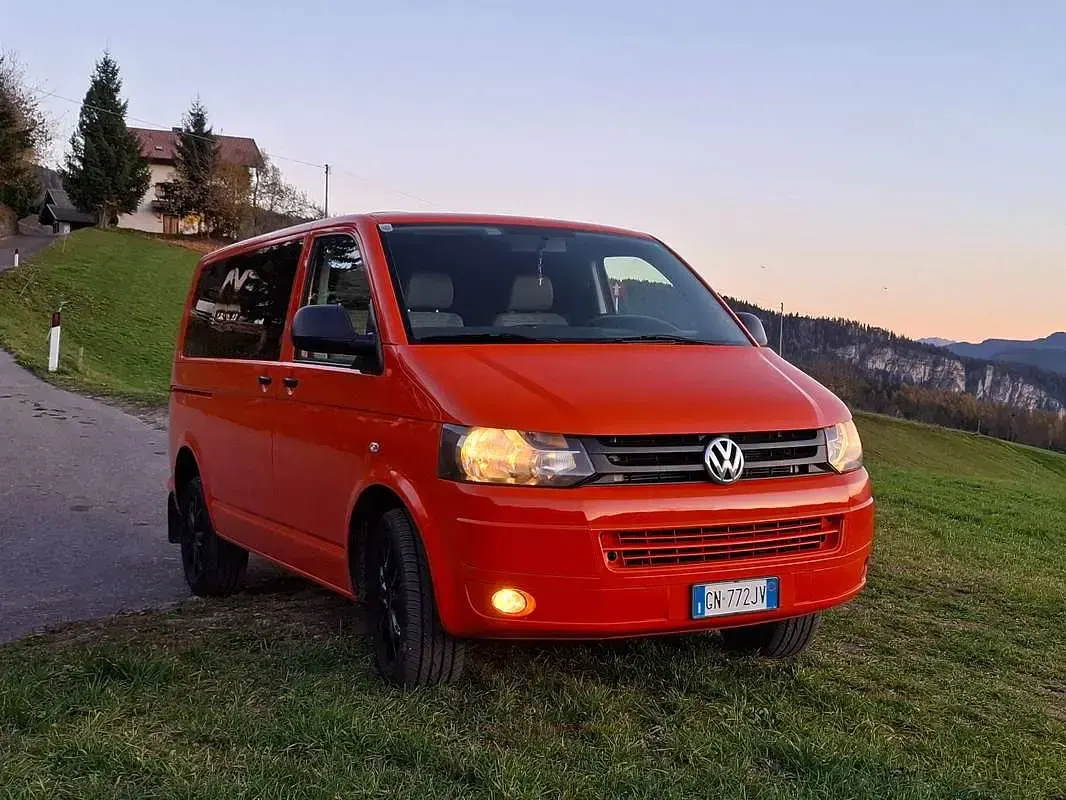 Usata VW Multivan Startline 140 CV (102 kW) 2013 Arancione Monovolume