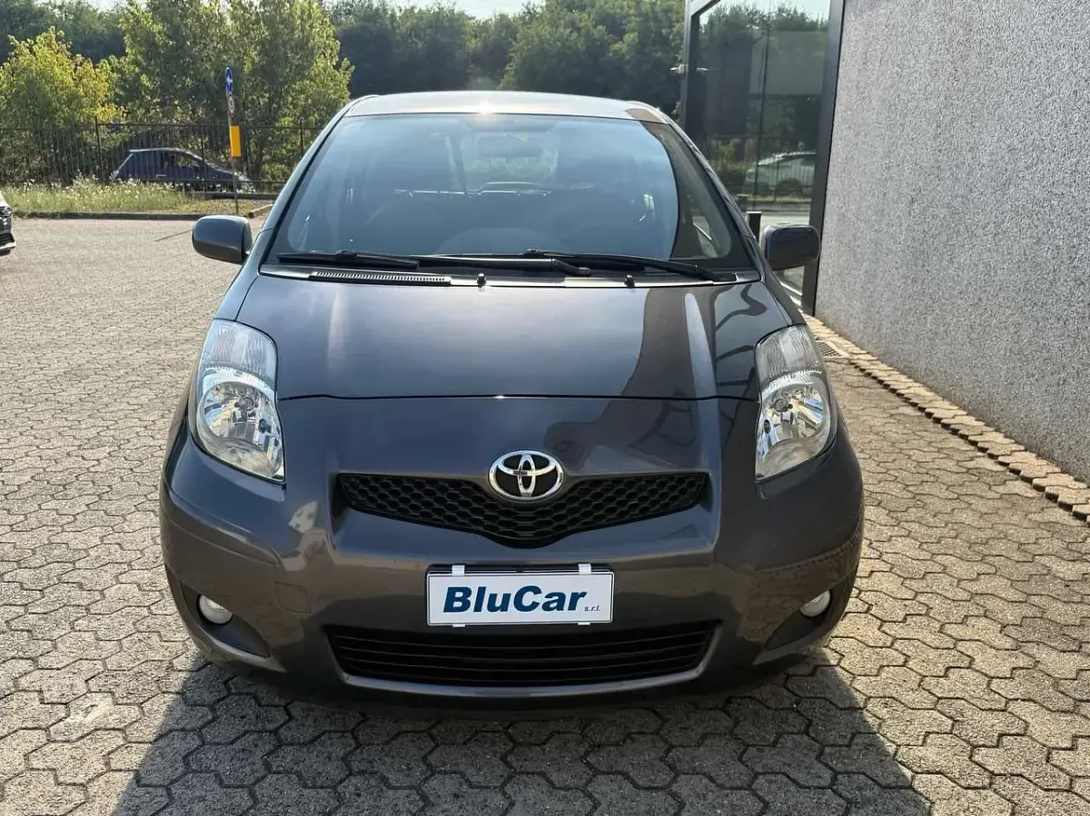 Usata Toyota Yaris Sol 101 CV (74 kW) 2010 Magnetite grey met. Utilitaria