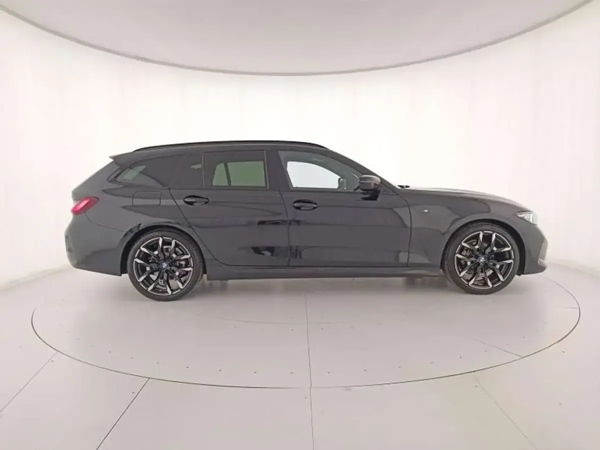 Usata BMW 318 M Sport 150 CV (110 kW) 2025 Black sapphire metallizzato Station wagon