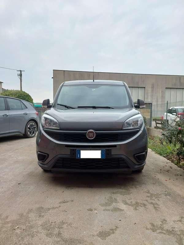 Usata Fiat Doblò Lounge 105 CV (77 kW) 2023 Grigio Monovolume