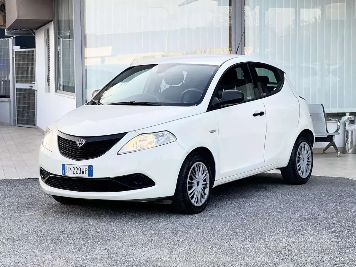 Usata Lancia Ypsilon 69 CV (50 kW) 2018 Bianco Utilitaria