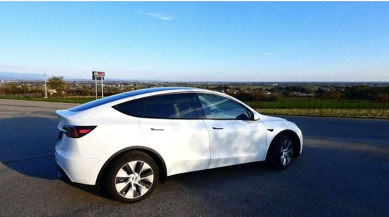 Usata 2023 Tesla Model Y RWD SUV | 34.000 € (Buon prezzo) - Immagine 1/4