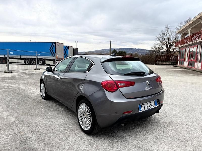 Usata Alfa Romeo Giulietta Exclusive 170 CV (125 kW) 2013 Grigio Utilitaria