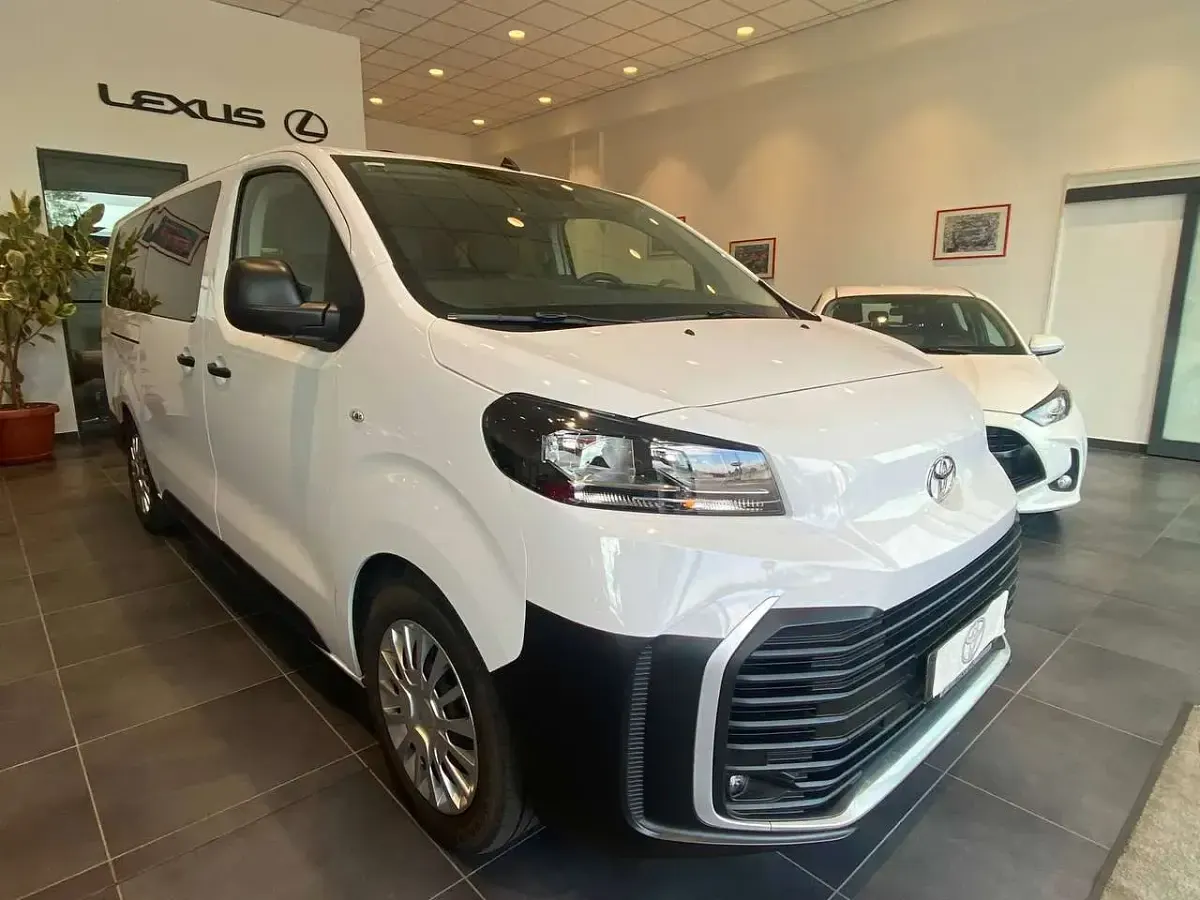 Usata Toyota Proace Lounge 144 CV (105 kW) 2025 Bianco Monovolume