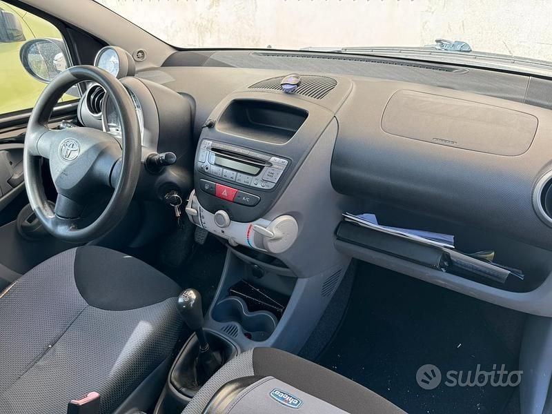 Usado Toyota Aygo 68 HP (50 kW) 2006 Preto Citadino