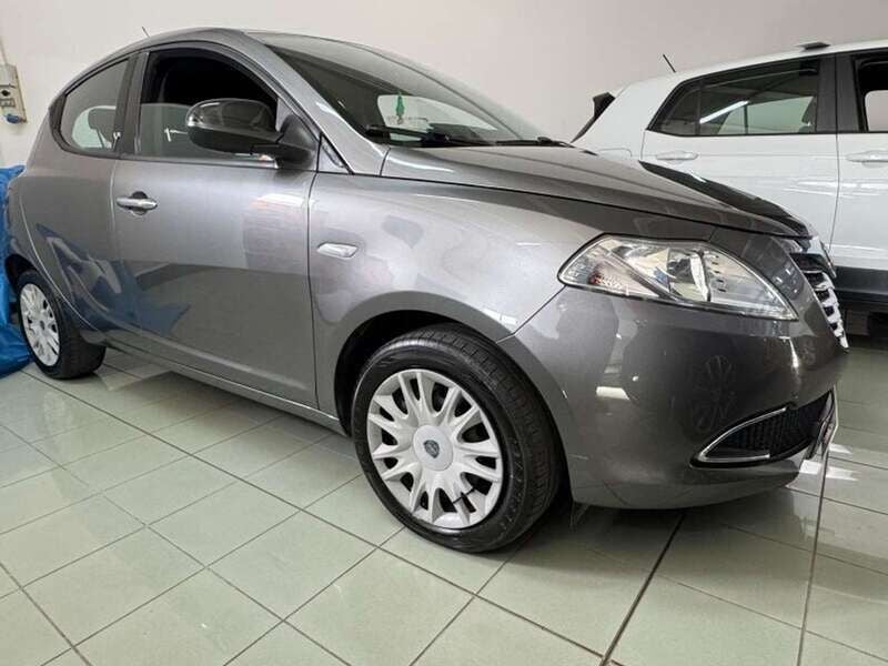Grigio Usata 2015 Lancia Ypsilon Gold Due volumi | 7900 € (Buon prezzo) - Immagine 1/4