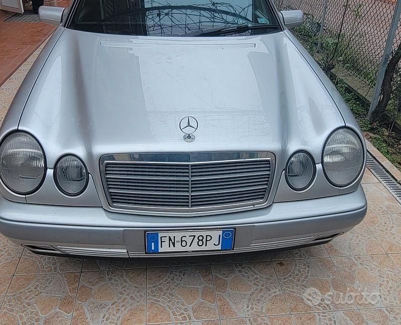 Usata Mercedes E240 176 CV (129 kW) 1997 Grigio Berlina