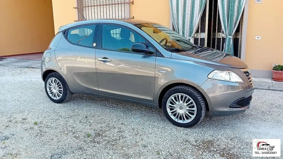Usata Lancia Ypsilon 69 CV (50 kW) 2013 Grigio Utilitaria