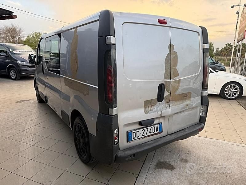 Usata Opel Vivaro 100 CV (73 kW) 2006 Grigio Monovolume