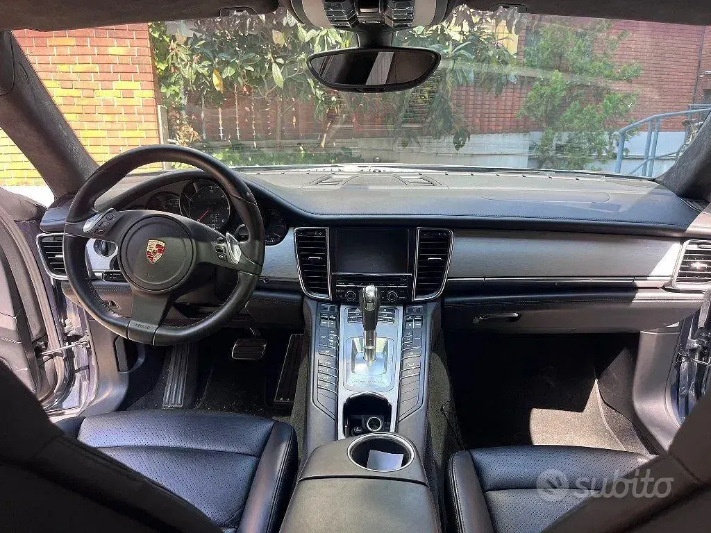 Usata Porsche Panamera 250 CV (183 kW) 2012 Blu metallizzato Utilitaria