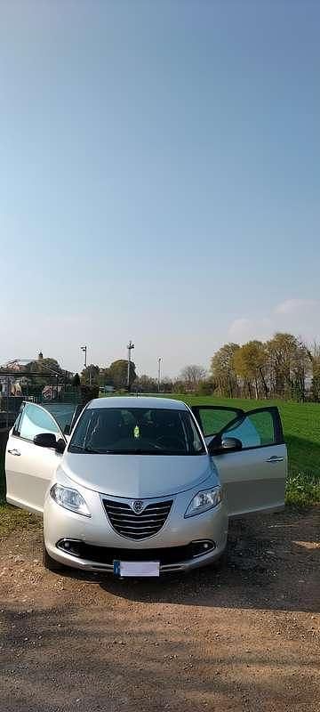 Usata Lancia Ypsilon Gold 69 CV (50 kW) 2012 Argento Utilitaria