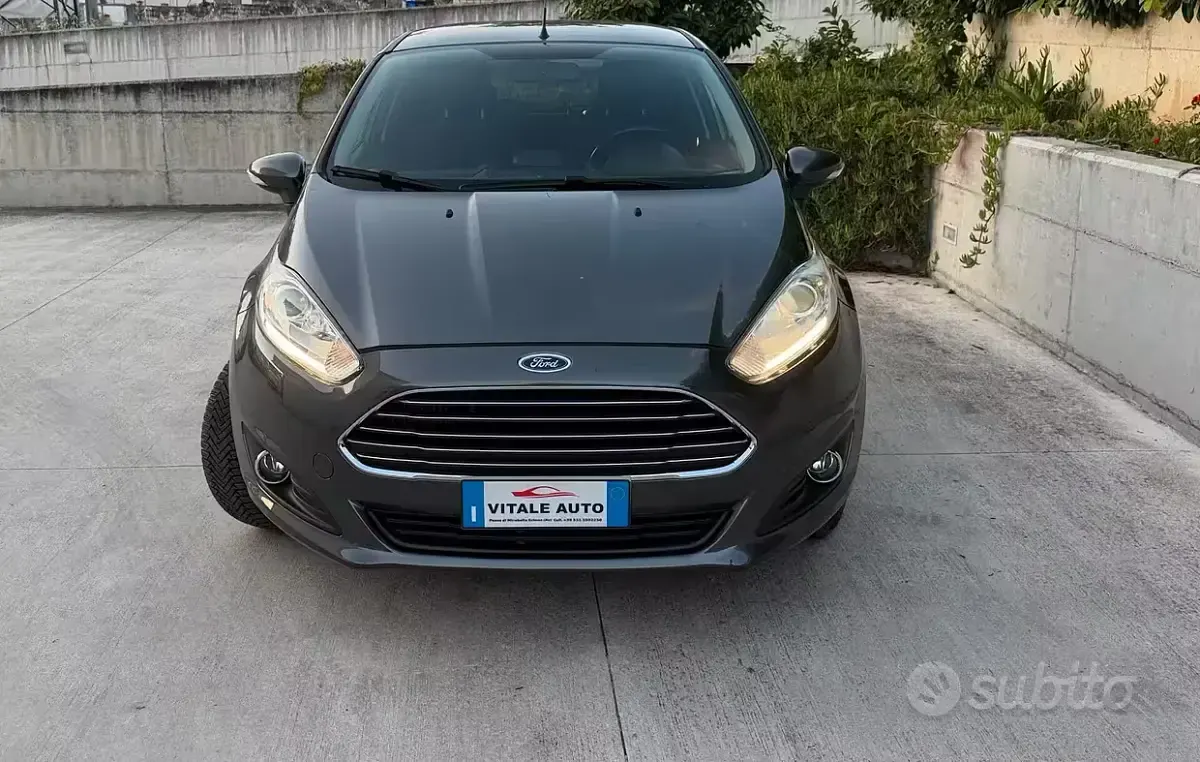 Usata Ford Fiesta 100 CV (73 kW) 2016 Grigio Utilitaria