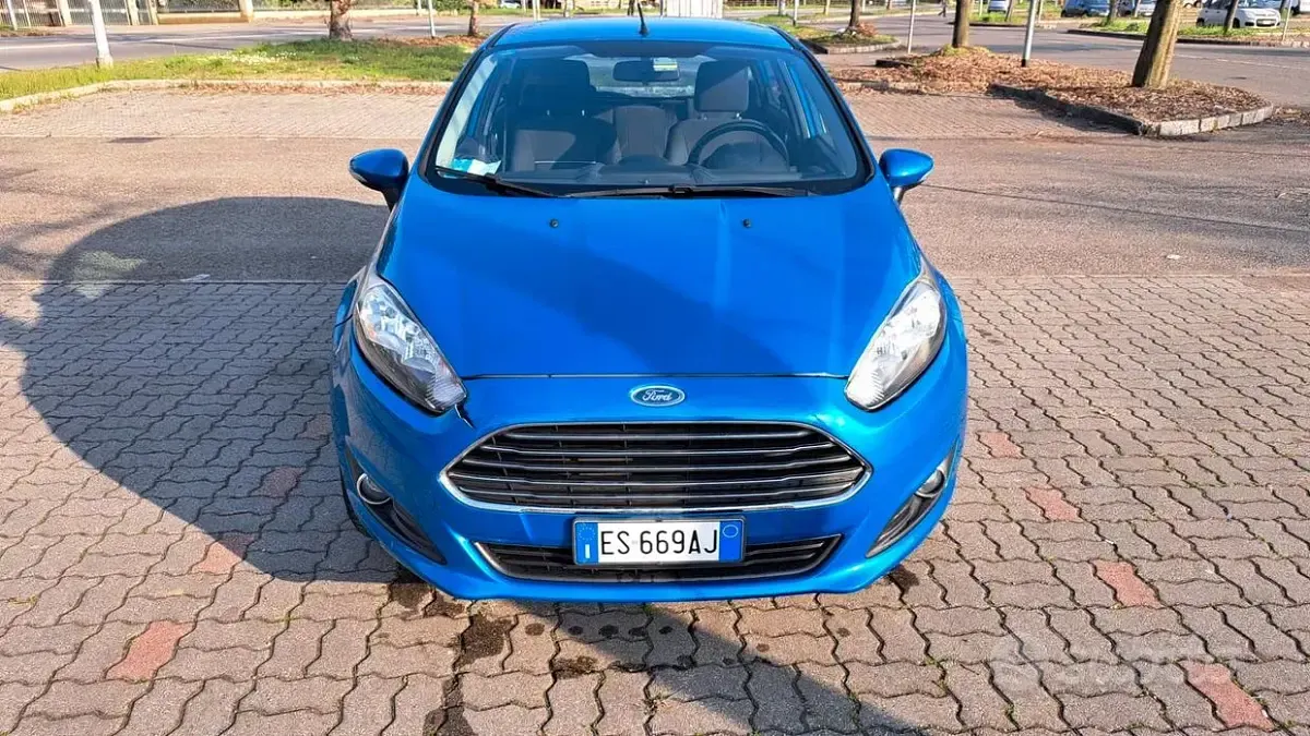 Usata Ford Fiesta 75 CV (55 kW) 2013 Blu Utilitaria