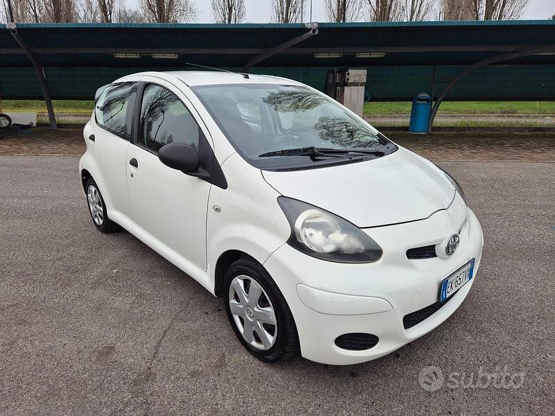 Usata Toyota Aygo Connect Style 67 CV (49 kW) 2012 Bianco Utilitaria