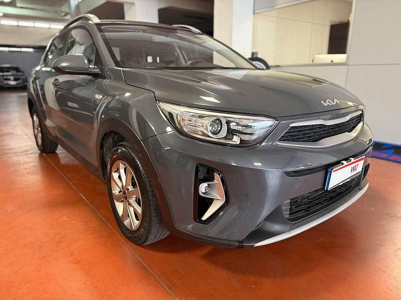 Usata Kia Stonic Style 101 CV (74 kW) 2023 Cemento SUV