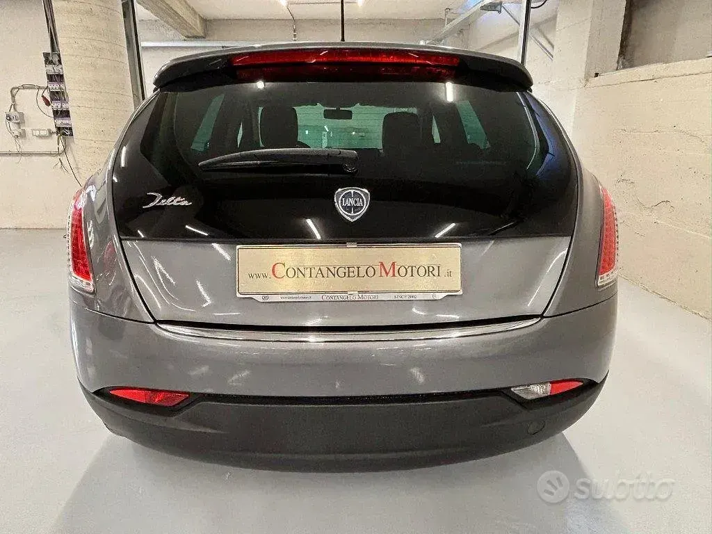 Usata Lancia Delta 120 CV (88 kW) 2010 Grigio Utilitaria