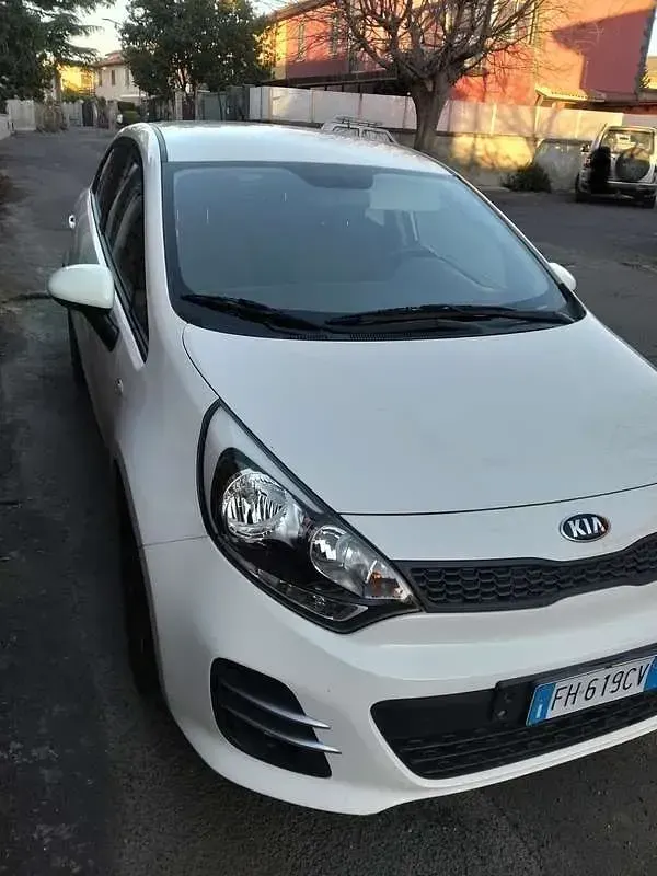Usata Kia Rio Active 75 CV (55 kW) 2017 Berlina