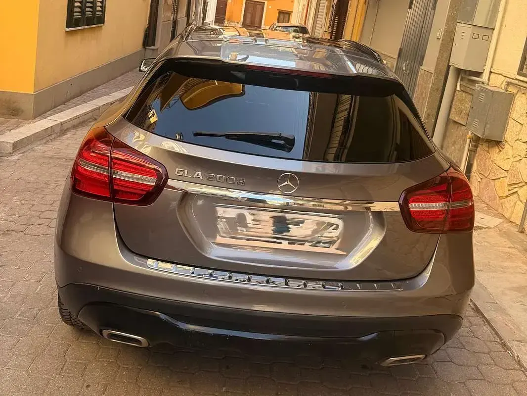 Usata Mercedes GLA200 136 CV (100 kW) 2018 Grigio SUV