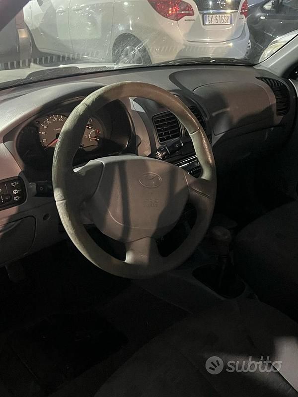 Usata Hyundai Accent 2003 Grigio Berlina