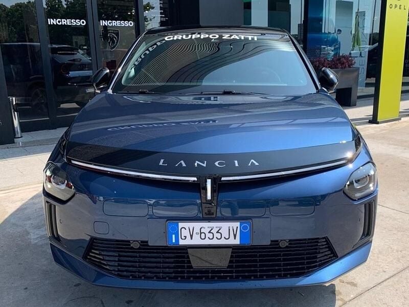 Usata Lancia Ypsilon 114 kW (156 CV) 2024 Blu lancia tetto nero Utilitaria