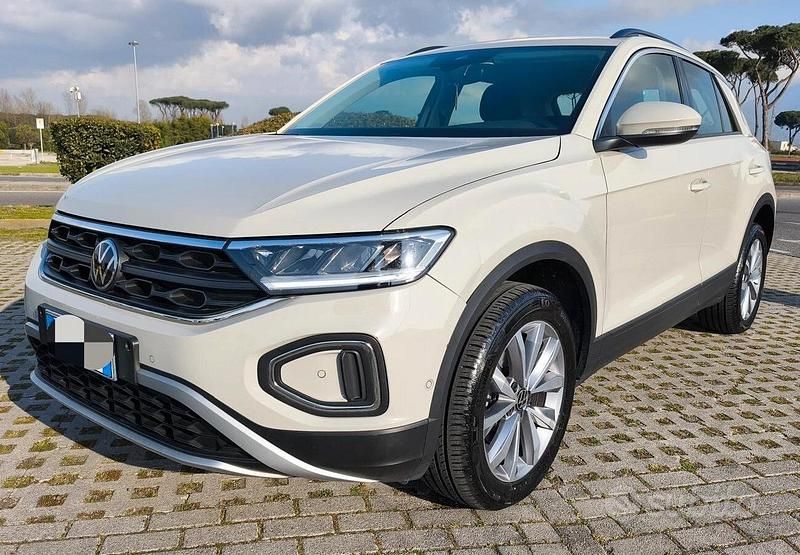 Usata VW T-Roc Life 110 CV (80 kW) 2023 Beige SUV
