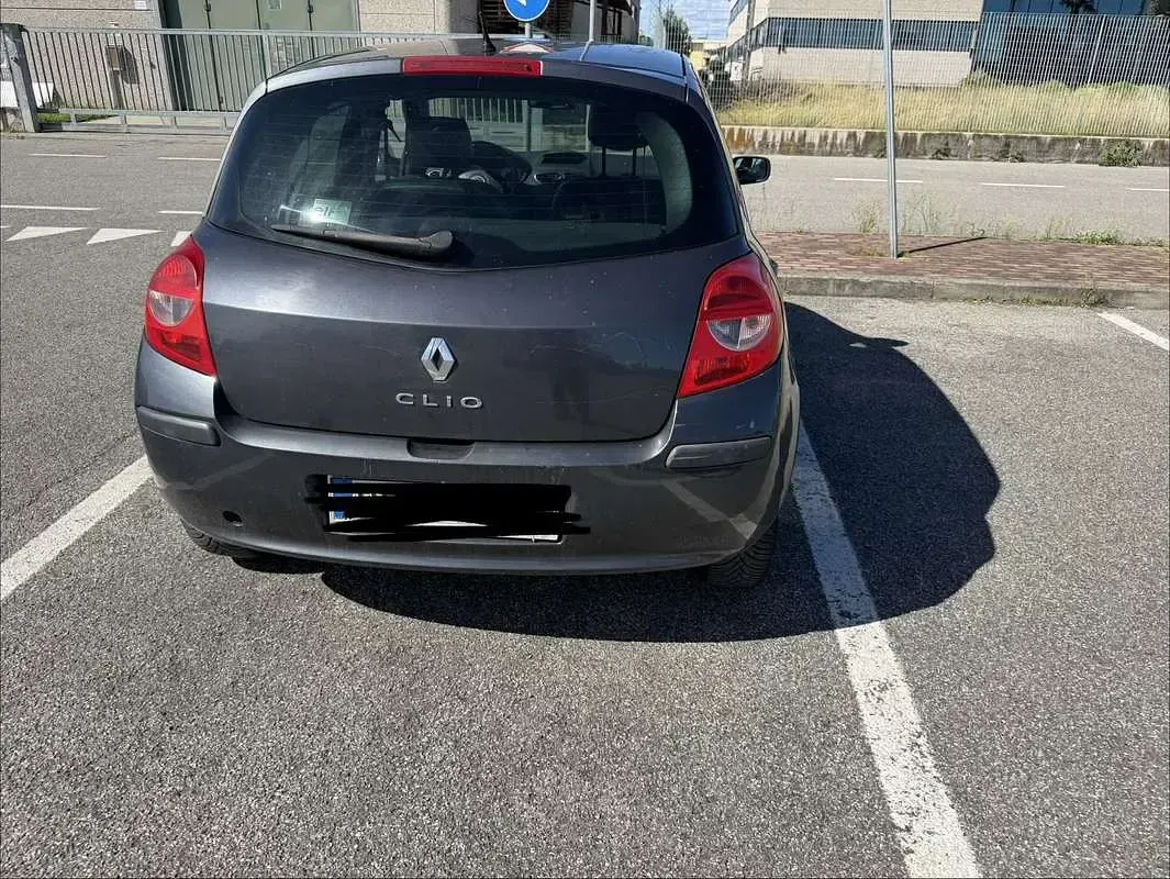 Usata Renault Clio II LE 75 CV (55 kW) 2008 Berlina
