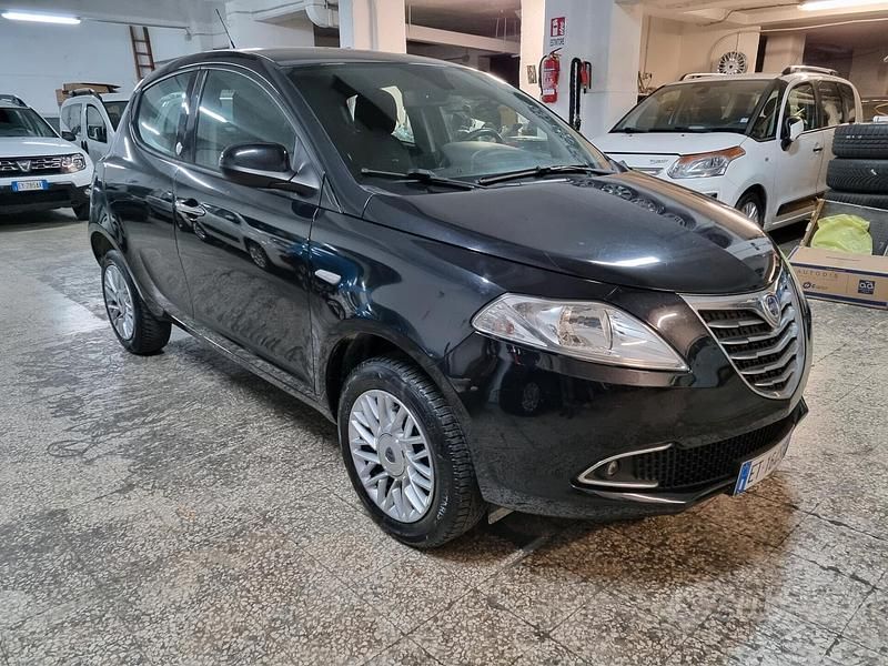 Begagnad Lancia Ypsilon Gold 85 HK (62 kW) 2014 Svart Halvkombi