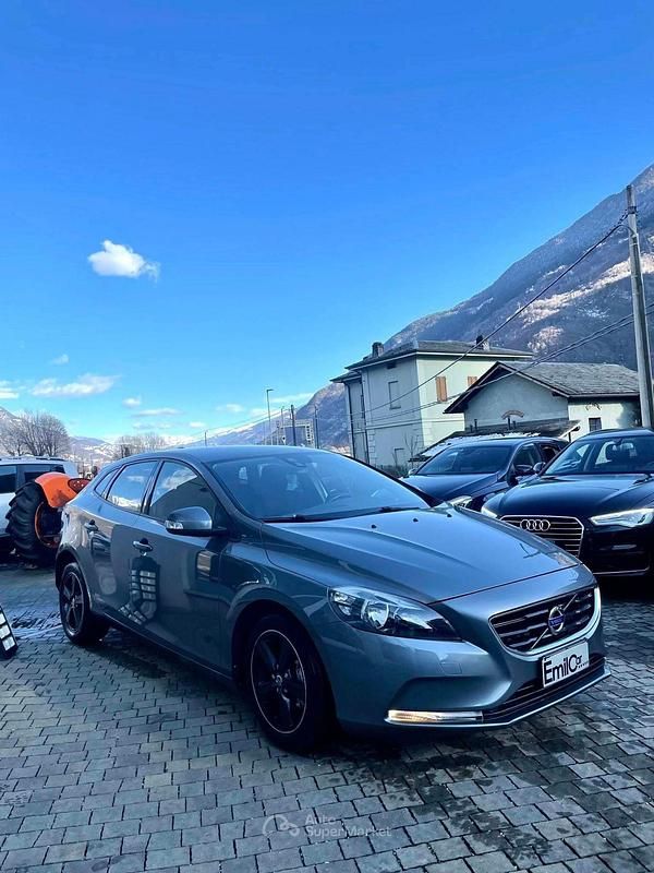 Usata Volvo V40 Kinetic 114 CV (83 kW) 2015 Gray Berlina