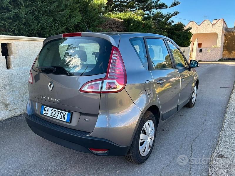 Usata Renault Scénic III XMOD 110 CV (80 kW) 2010 Grigio Monovolume