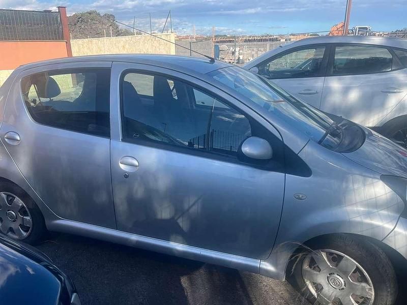 Usata Toyota Aygo 68 CV (50 kW) 2007 Argento Utilitaria