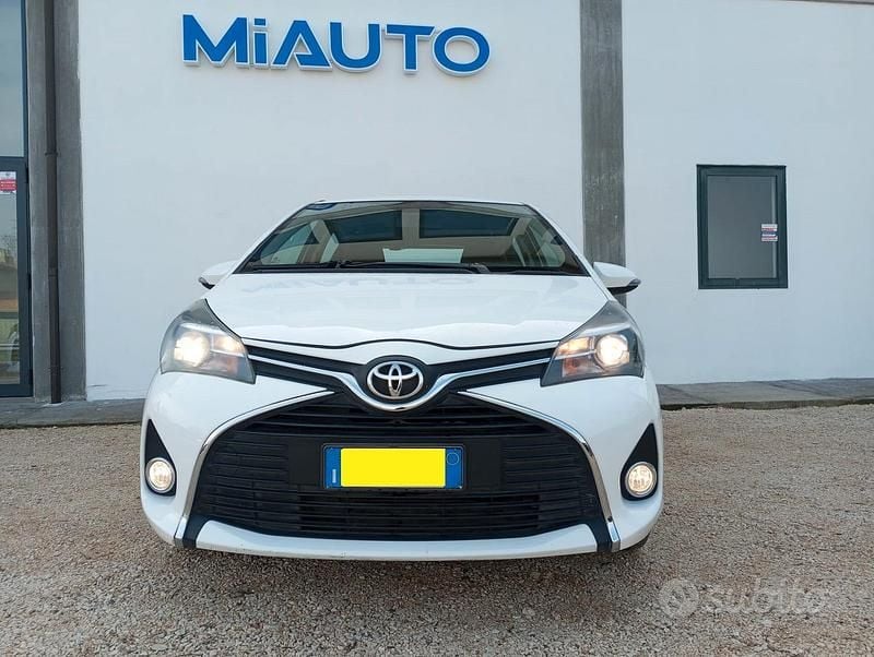 Usata Toyota Yaris Lounge 99 CV (72 kW) 2015 Bianco Utilitaria