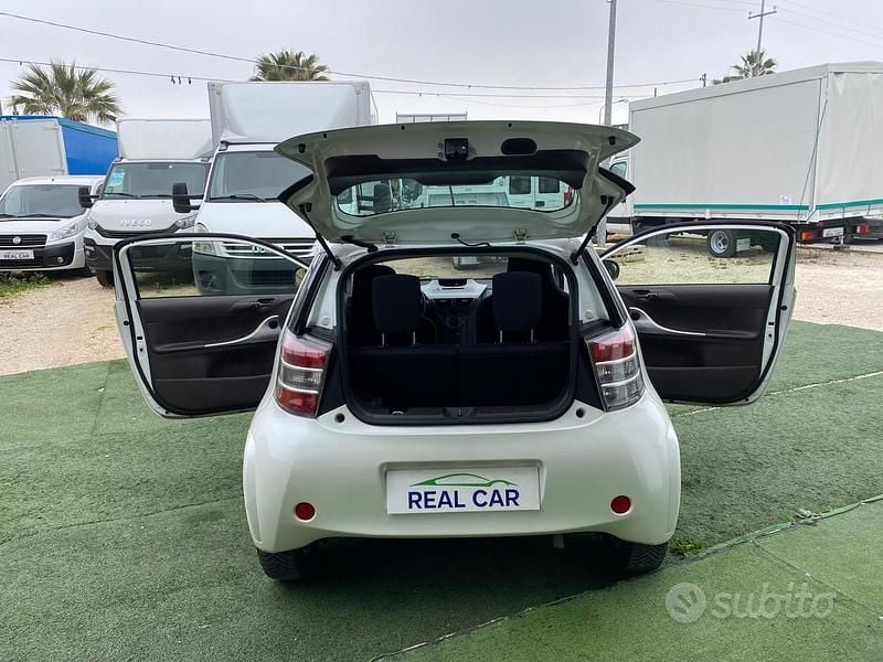 Käytetty Toyota iQ 68 HP (50 kW) 2009 Valkoinen Viistoperä