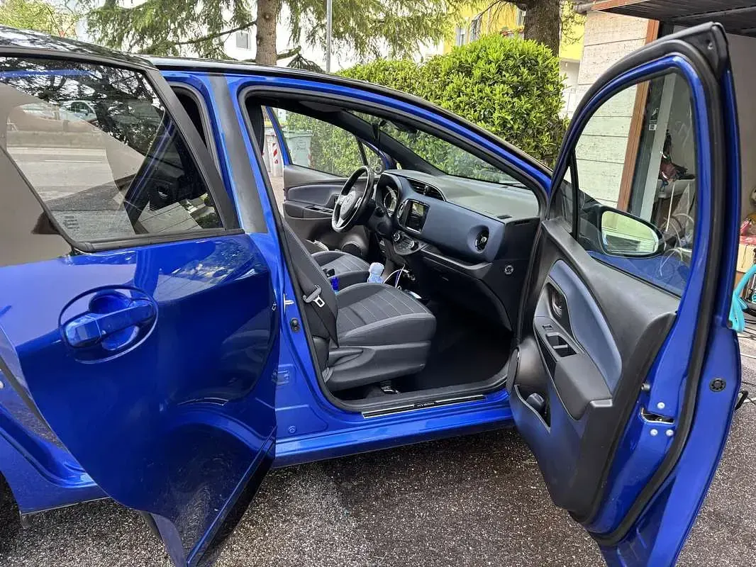 Usata Toyota Yaris Hybrid Edition 73 CV (53 kW) 2018 Blu/azzurro Berlina