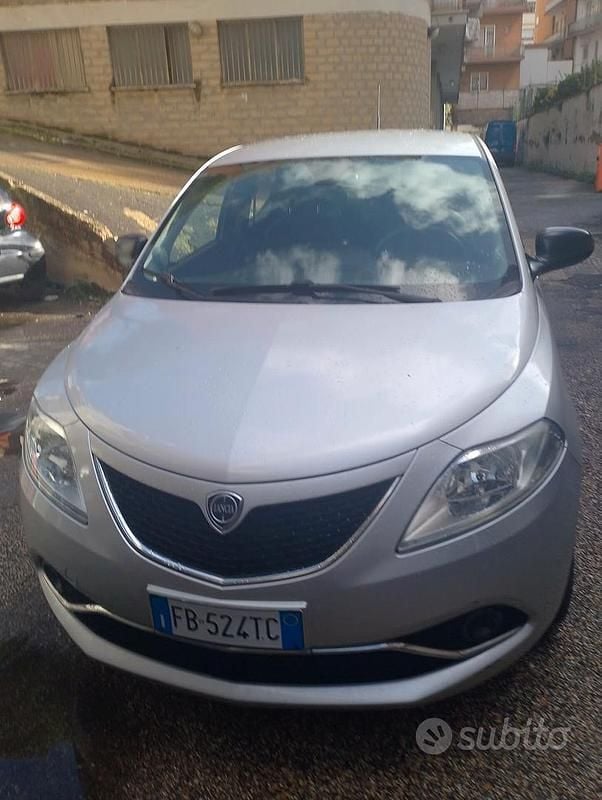 Usata Lancia Ypsilon 69 CV (50 kW) 2015 Grigio Utilitaria
