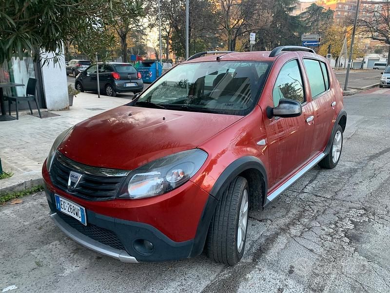 Usata Dacia Sandero 75 CV (55 kW) 2011 Rosso Utilitaria