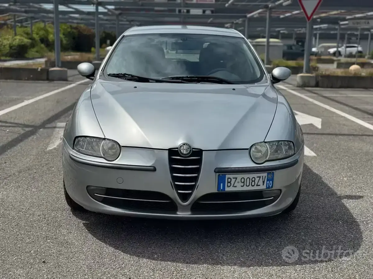 Usata Alfa Romeo 147 Distinctive 120 CV (88 kW) 2002 Grigio Utilitaria