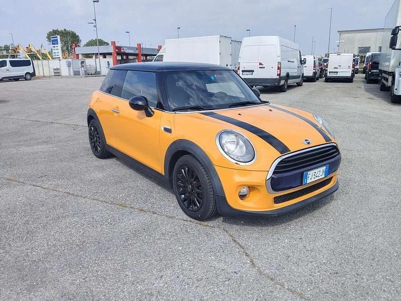Usata Mini Cooper D 116 CV (85 kW) 2017 Arancione Utilitaria