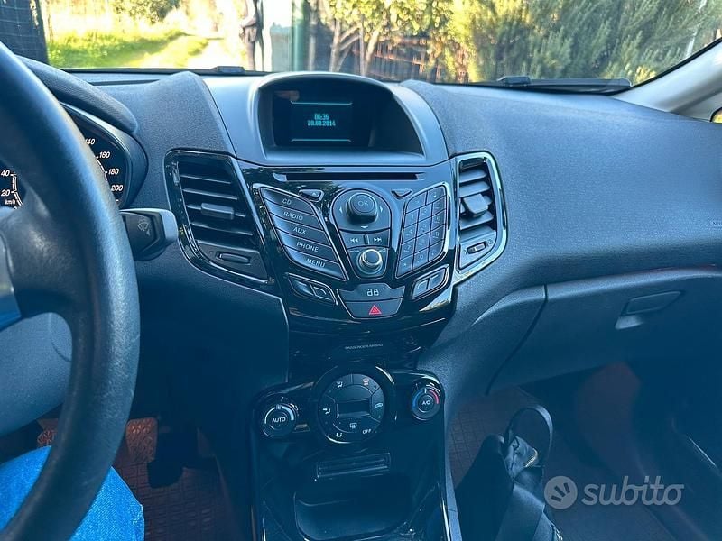 Second-hand Ford Fiesta 100 CP (73 kW) 2014 Negru Berlinǎ