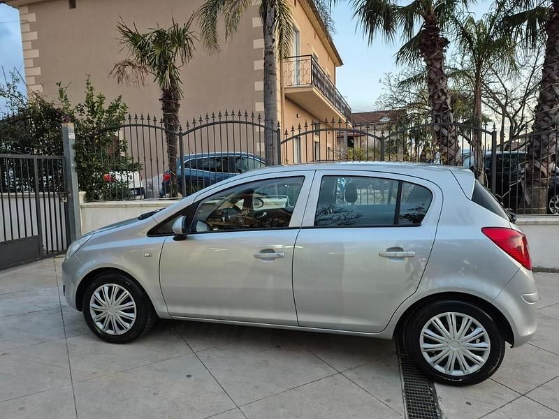 Usata Opel Corsa Cosmo 75 CV (55 kW) 2008 Argento Berlina