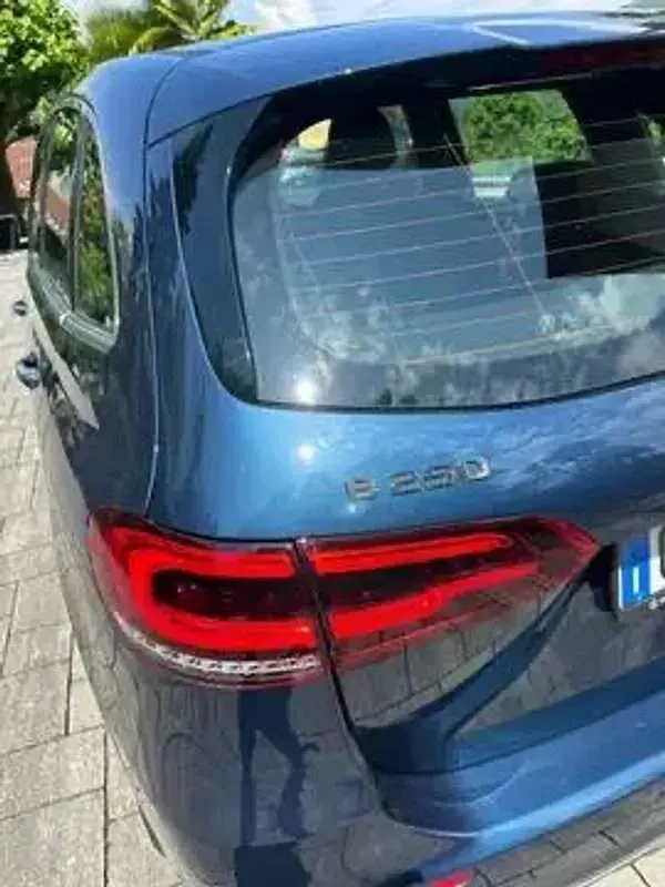Usata Mercedes B250 Premium 224 CV (164 kW) 2020 Blu/azzurro Utilitaria