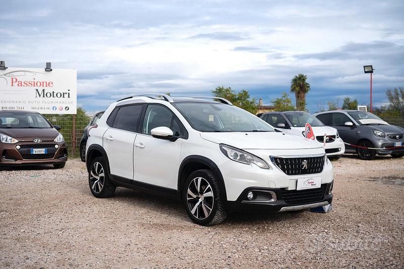 Usata Peugeot 2008 Allure 120 CV (88 kW) 2017 Bianco SUV