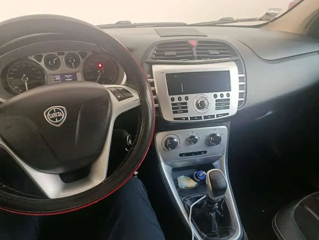 Begagnad Lancia Delta 120 HK (88 kW) 2009 Svart Halvkombi