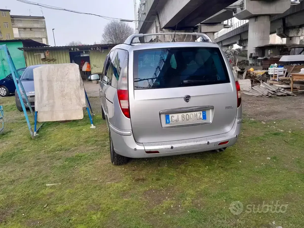 Usata Lancia Phedra 128 CV (94 kW) 2003 Grigio Monovolume