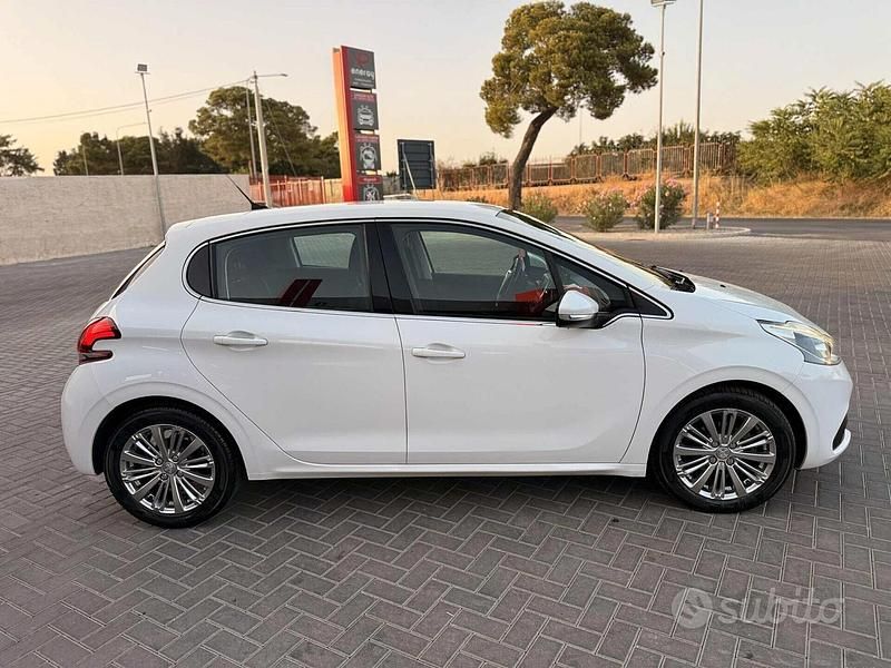 Bianco Usata 2019 Peugeot 208 Allure Due volumi | 10.000 € (Buon prezzo) - Immagine 1/4