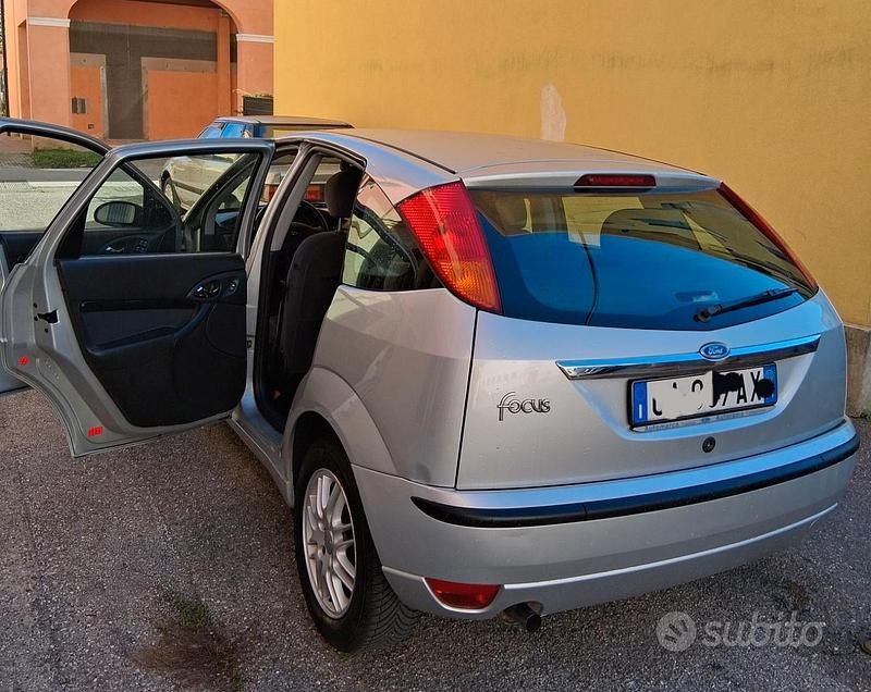 Usata Ford Focus Ghia 101 CV (74 kW) 2002 Grigio Berlina