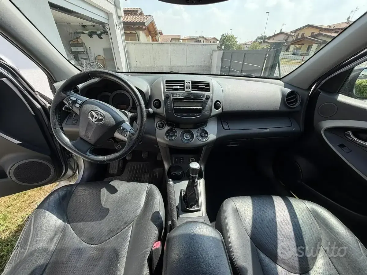 Second-hand Toyota RAV4 150 CP (110 kW) 2009 Gri SUV