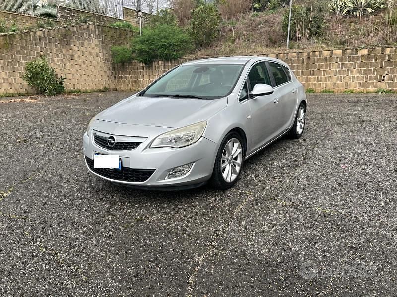 Usata Opel Astra Cosmo 125 CV (91 kW) 2012 Nero Berlina